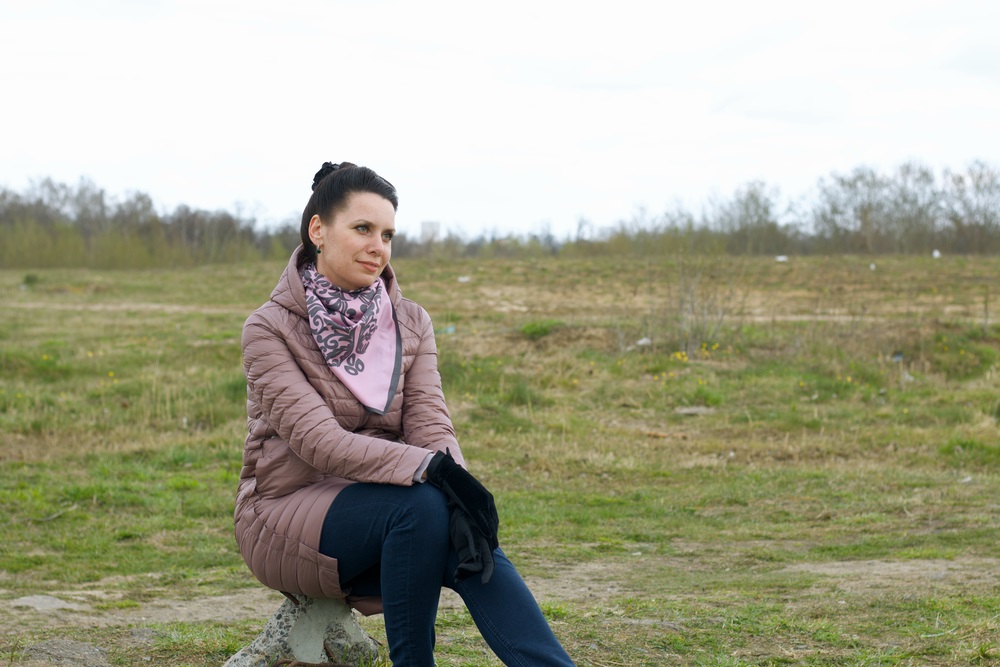 Woman Sitting Outdorrs Caot Scarf Lspe